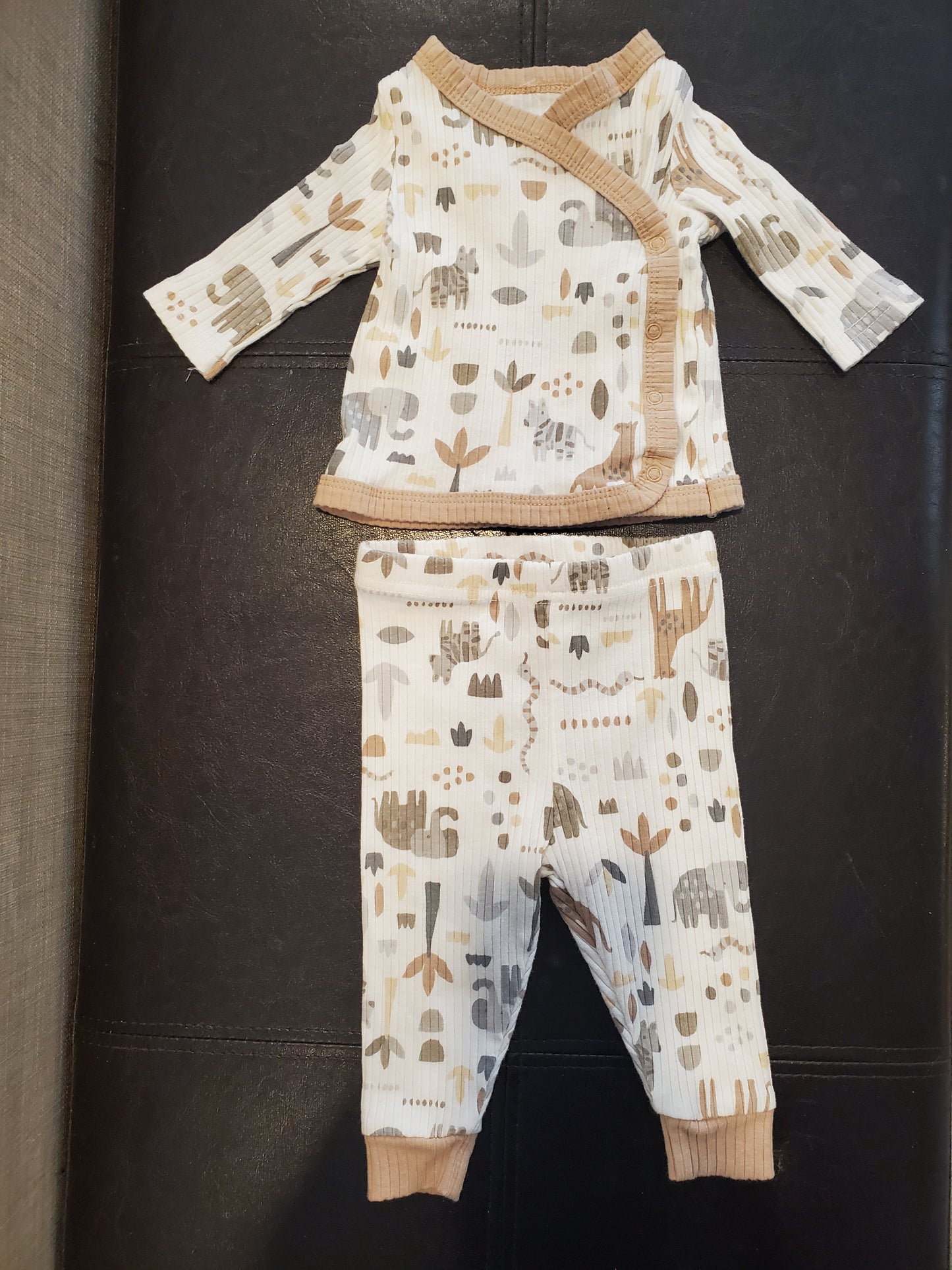 Dreamgro 2 piece outfit. Size 0-3 months. Very good used condition.
