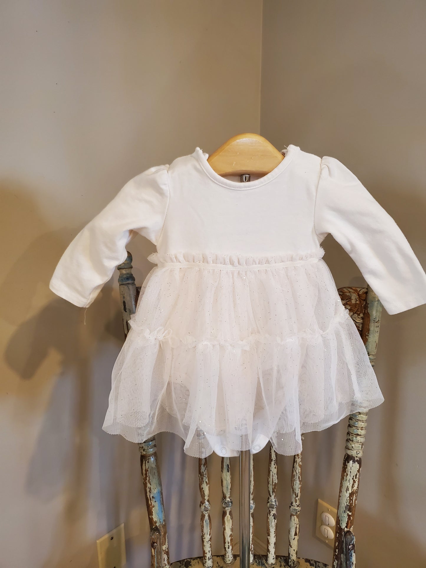 H&M baby dress. Size 2-4 months. Excellent used condition.