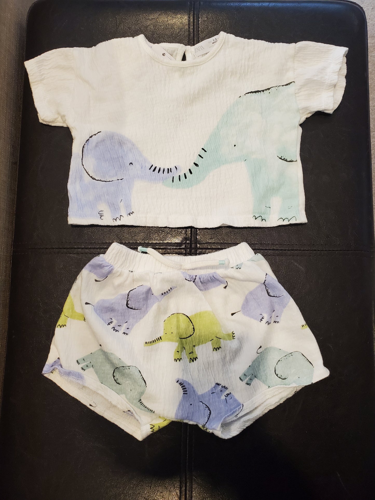 Zara 2pc set. Size 1-3 months. Excellent used condition.