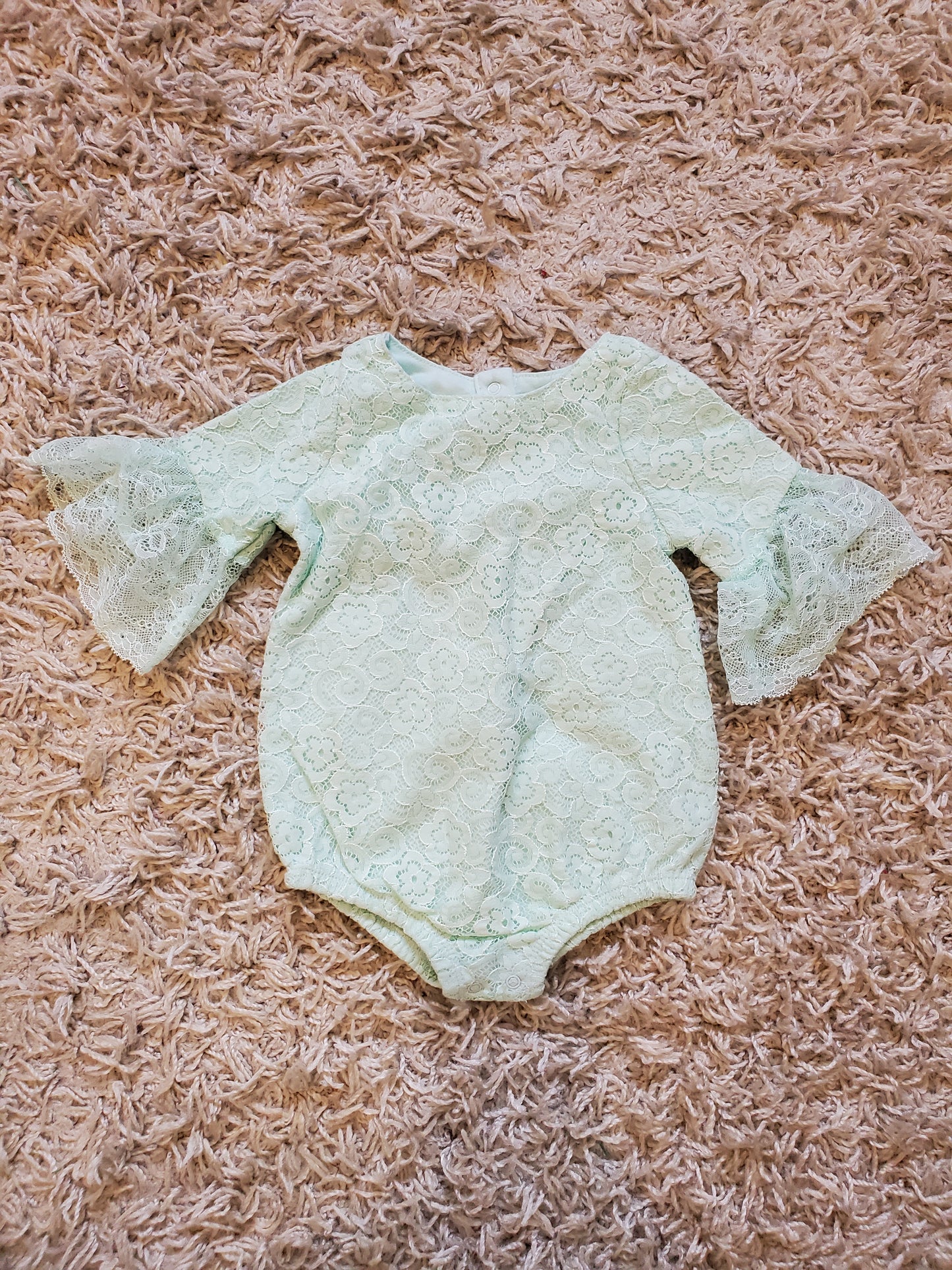 Baby Cat & Jack long sleeve bodysuit. All over lace. Size 6-9 months. Excellent used condition.