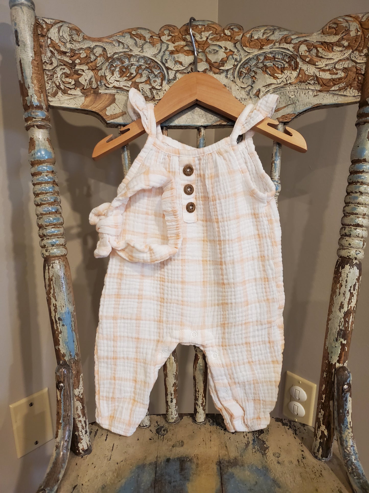 Emily and Oliver sleeveless romper with matching headband. Size 0-3 months. 100% cotton. Excellent used condition.