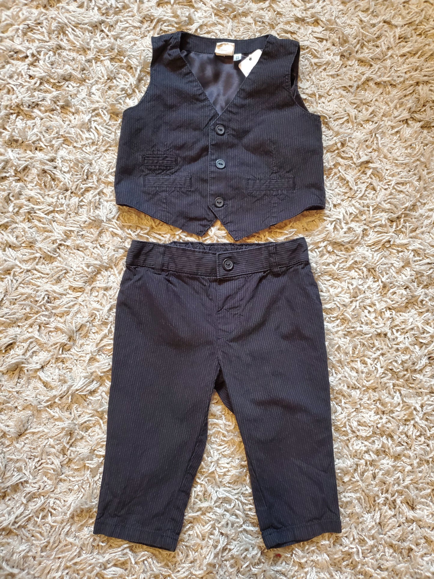 H&M 2 piece suit. Size 6-9 months. Very good used condition.