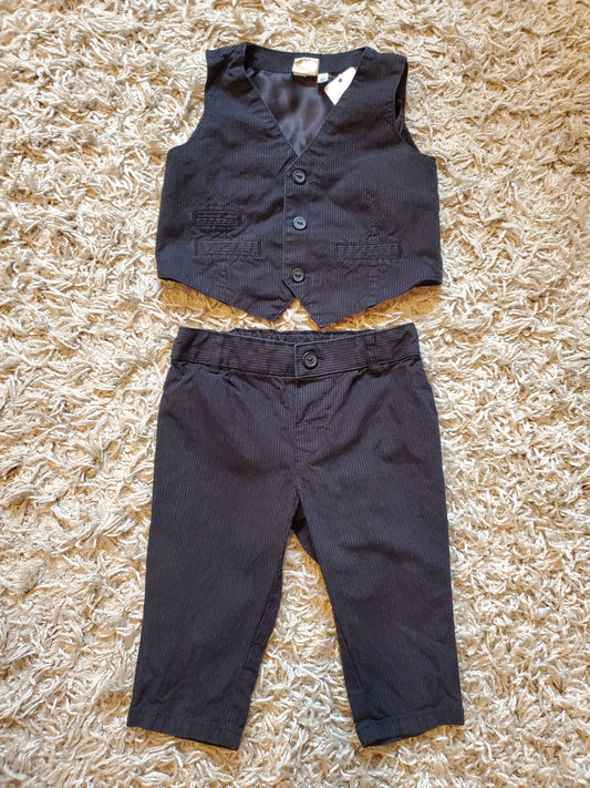 H&M 2 piece suit. Size 6-9 months. Very good used condition.