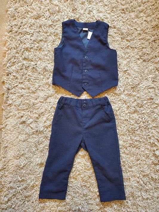 H&M 2 piece suit. Size 12-18 months. Excellent used condition.